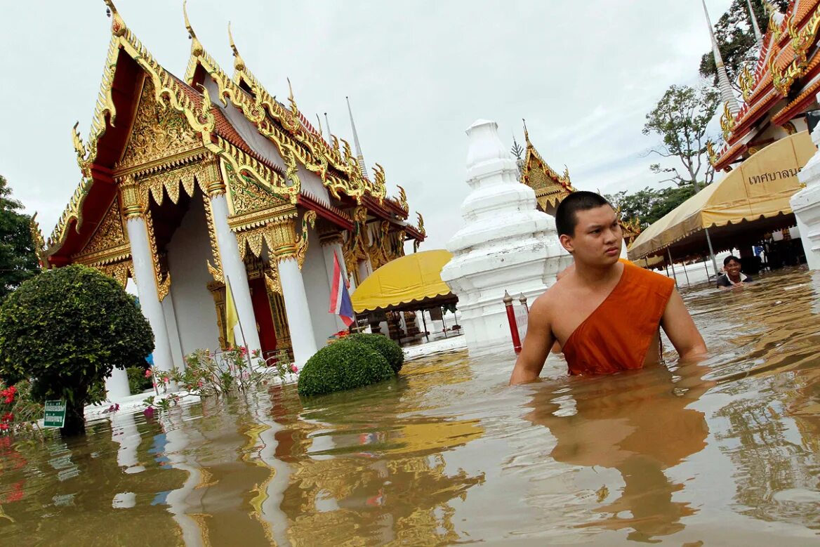 Тайланд июль стоит ехать. Наводнение в Таиланде 2011. Наводнение Таиланд 2011 2012. Yfdjlytybt d nfbkfyl 2011. Наводнение в Таиланде в 2011 году.