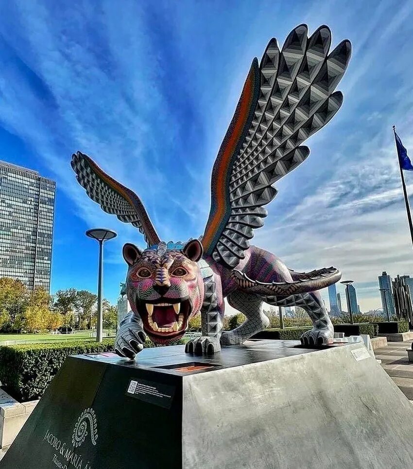 Скульптура из скульптурного пластилина животных. Интересные скульптуры животных. Статуя льва в оон. Скульптуры животных в парке. Живые статуи.