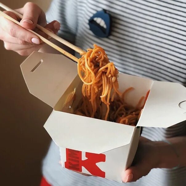 Вок в коробочке. Еда в коробочках красноярск. Кейси заказать. Лапша в коробке эстетика. Wok лапша.