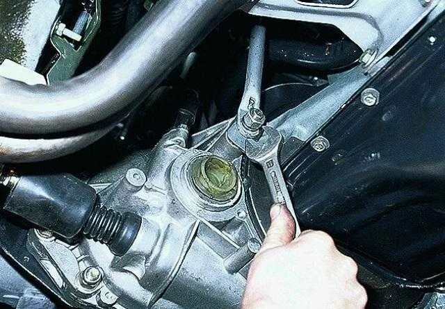 Крепление мкпп ваз 2109. Крышка 5 передачи ваз 2109. Крепление кпп ваз 2109. Крепление кпп 2109. Кпп от ваз 2109.