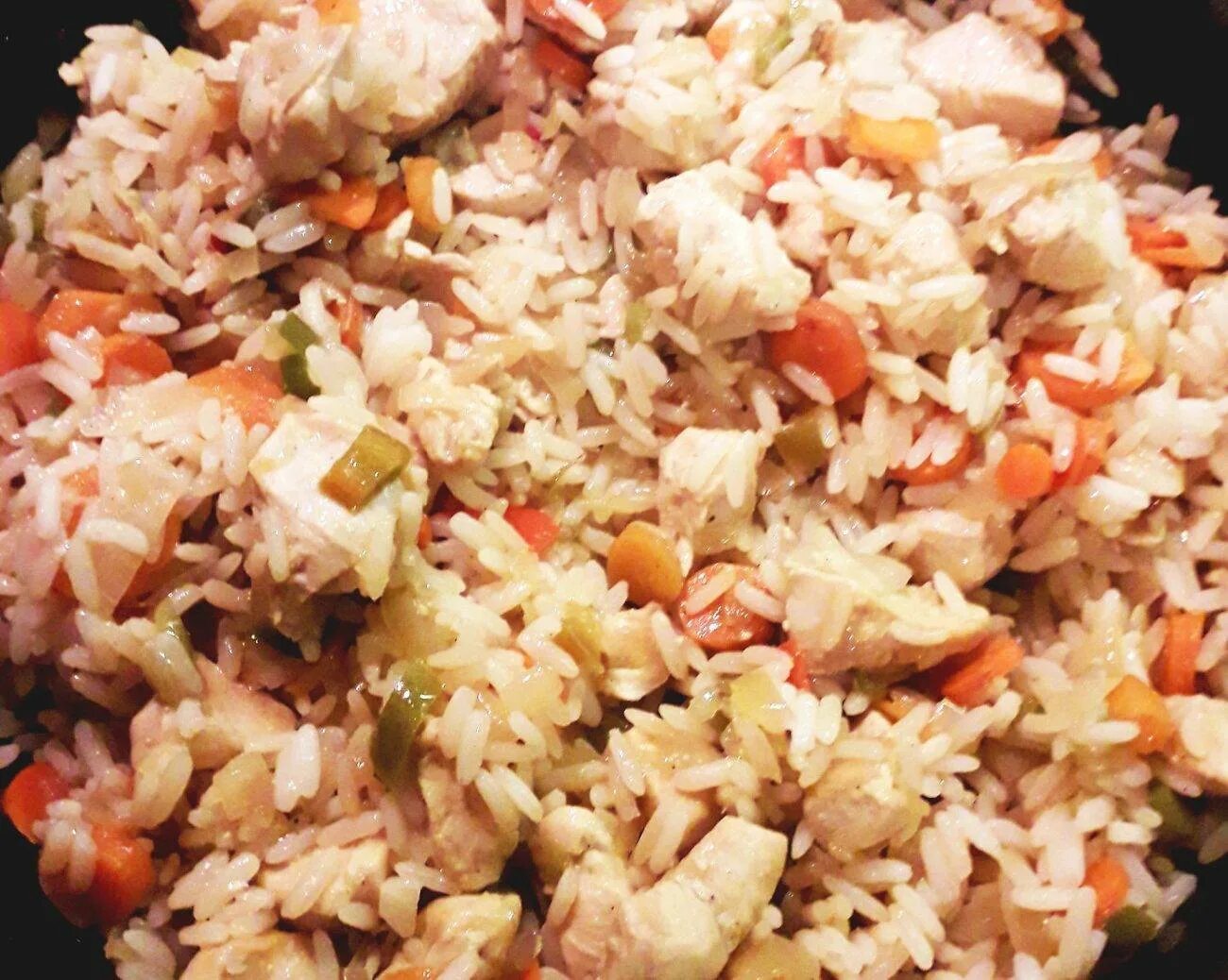 Как приготовить рис с овощами и курицей. Рис с овощами и курицей. рим с курицей и овощами. рис с тушеными овощами. жареный рис с курицей и овощами.