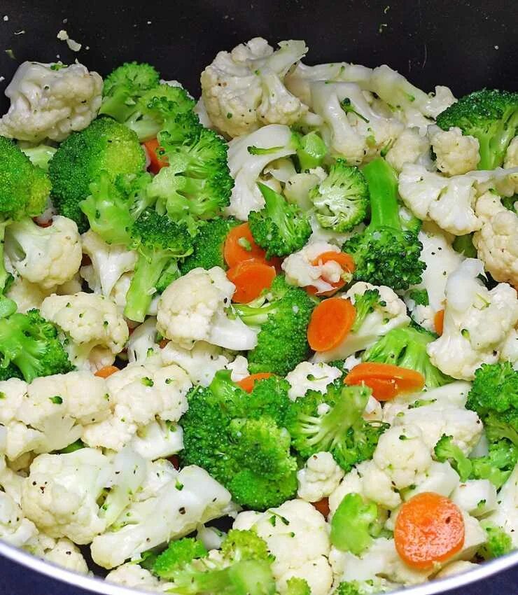 Брокколи цветная капуста маринованная. Цветная капуста с морковью. Белая капуста брокколи. Маринованная цветная капуста на зиму. Салат из цветной капусты.