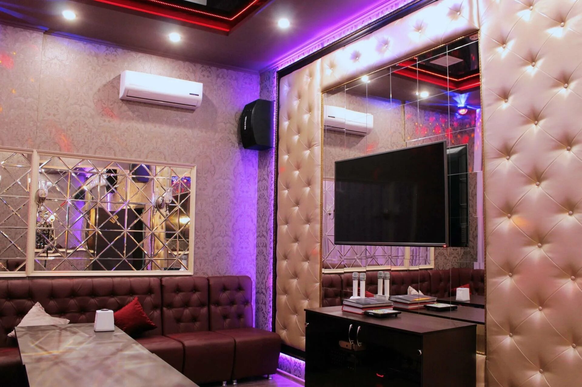 Караоке клуб с отдельными комнатами. Караоке 7sky Краснодар. Вип кабинка Karaoke. Комната для вечеринок. Интерьер караоке клуба.