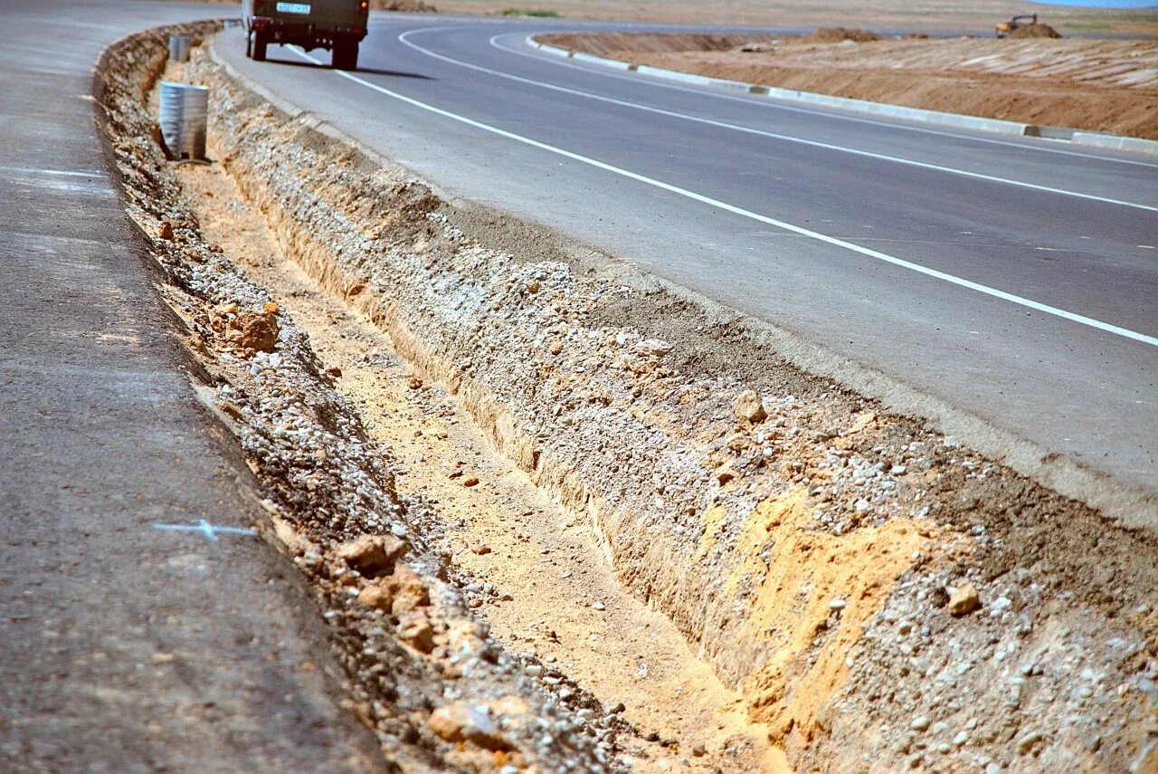 Дорожное строительство автомобильных дорог. Автомобильные дороги. Строительство дорог. Загрязнение при строительстве дорог. Строительство автомобильных дорог.