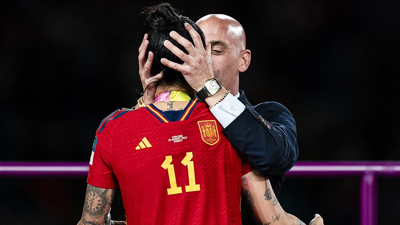 Футбол испания 2019. Луис Рубиалес. Луис Рубиалес поцеловал.