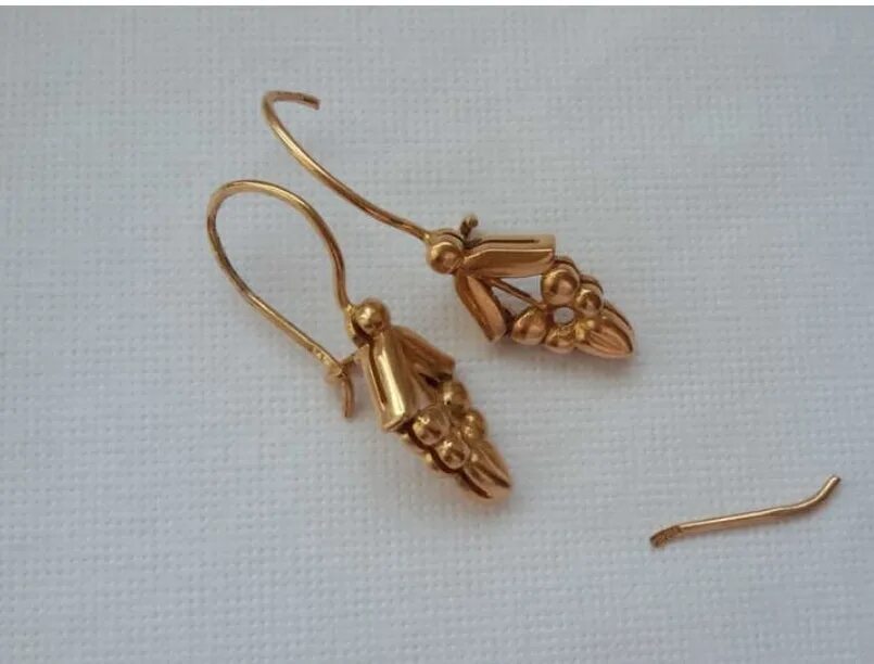 Сонник поломанные серьги. Сережки мерить во сне к чему. Earrings сломанный. Earrings разбитые. Золотые серьги во сне к чему снится