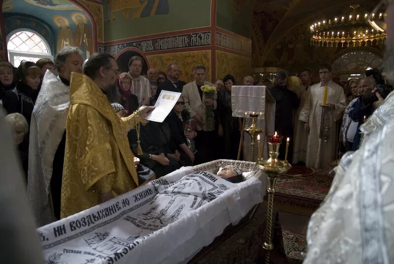 Православные хоронят в воскресенье. Отпевание Нонны Мордюковой. Похороны ноннамордюбкова.