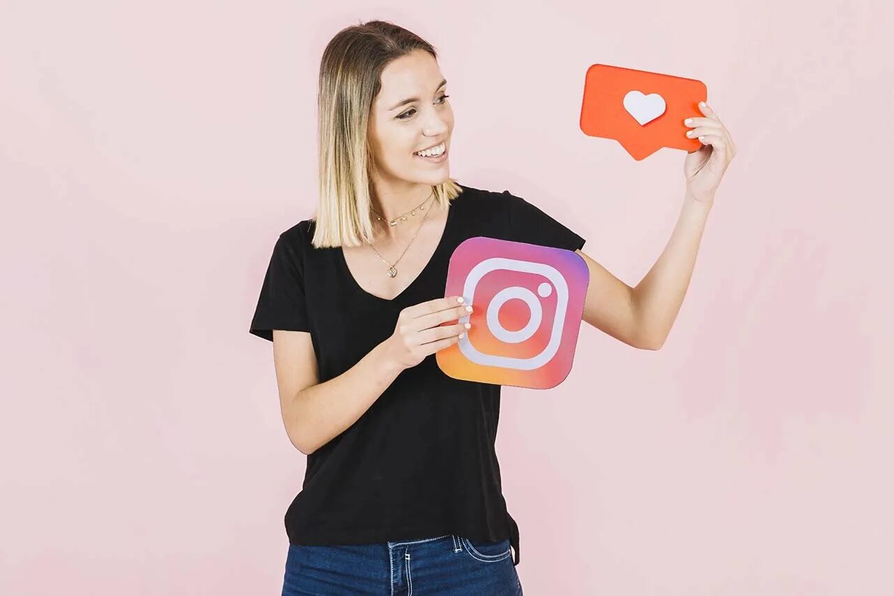 Лайк контент. Девушка лайк. smm девушка. девушка держит лайк. девушка держит в руках.