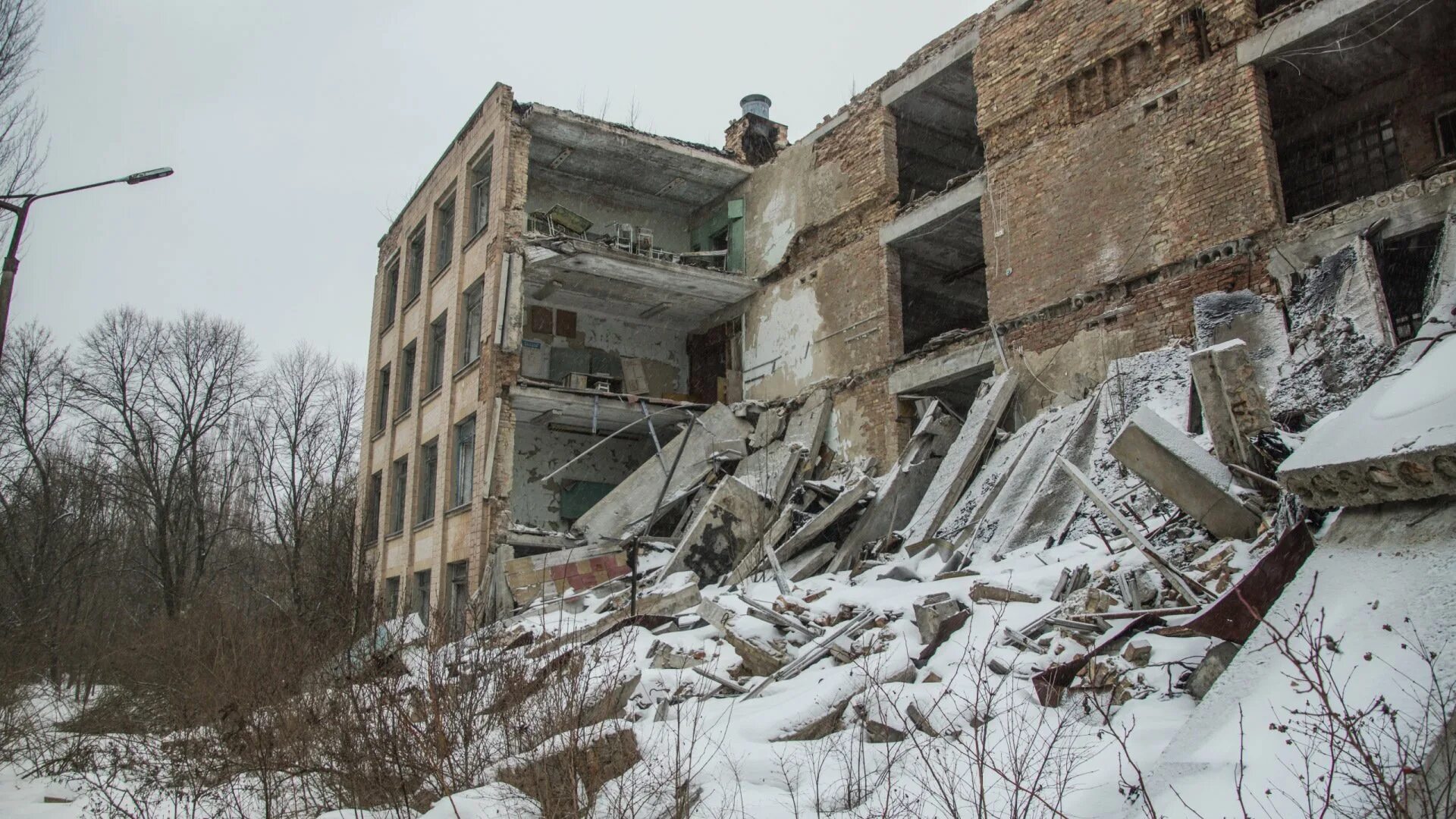 Разрушенные здания москвы. Припять здания разрушенные. развалины чернобыль. чернобыль разрушенные здания. разрушенные дома в чернобыле.