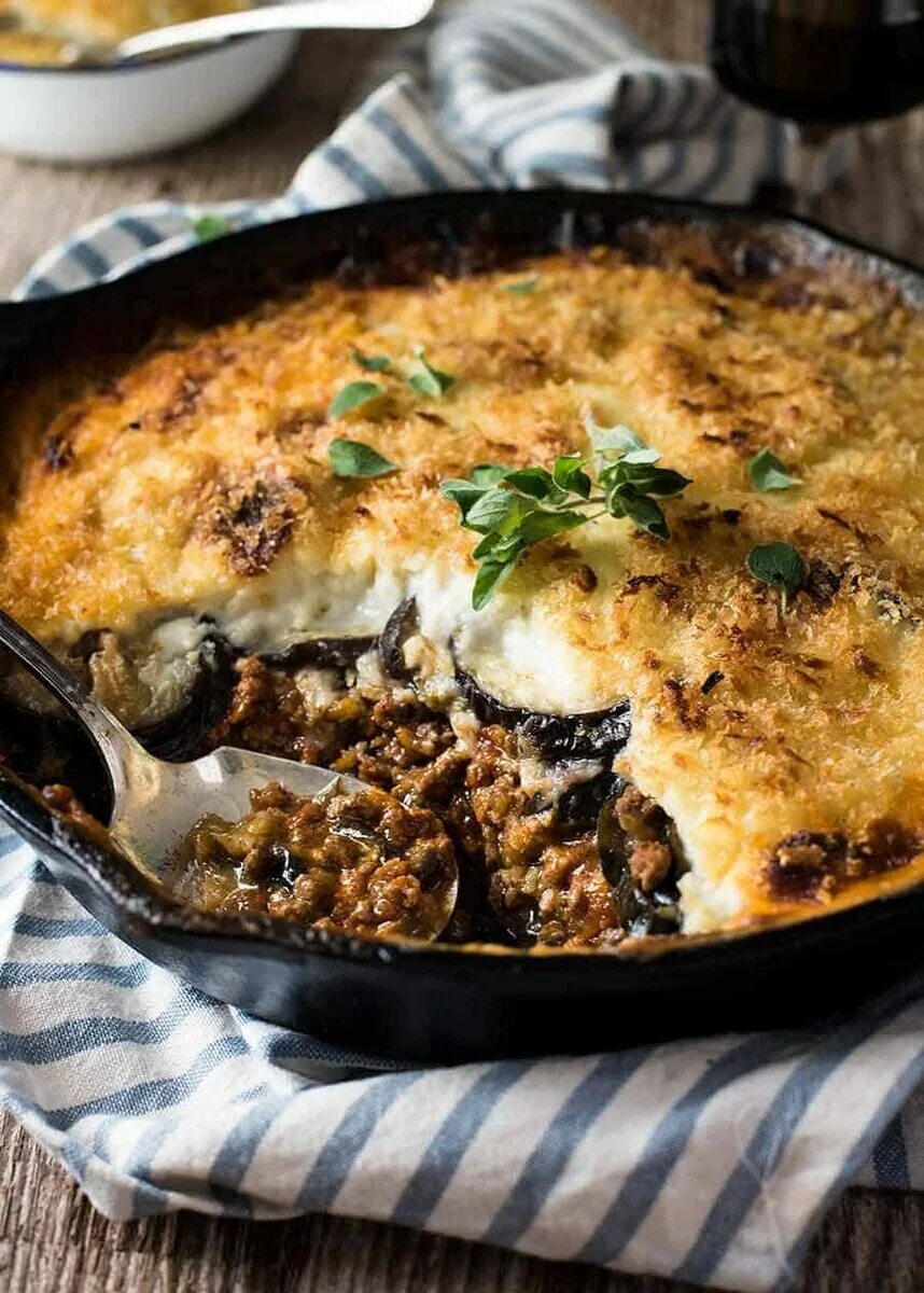 Мусака греческая с баклажанами. Мусака рецепт с картошкой и баклажанами. Мусака греческая с баклажанами. Греческая запеканка мусака. Мусака рецепт с картошкой и баклажанами.