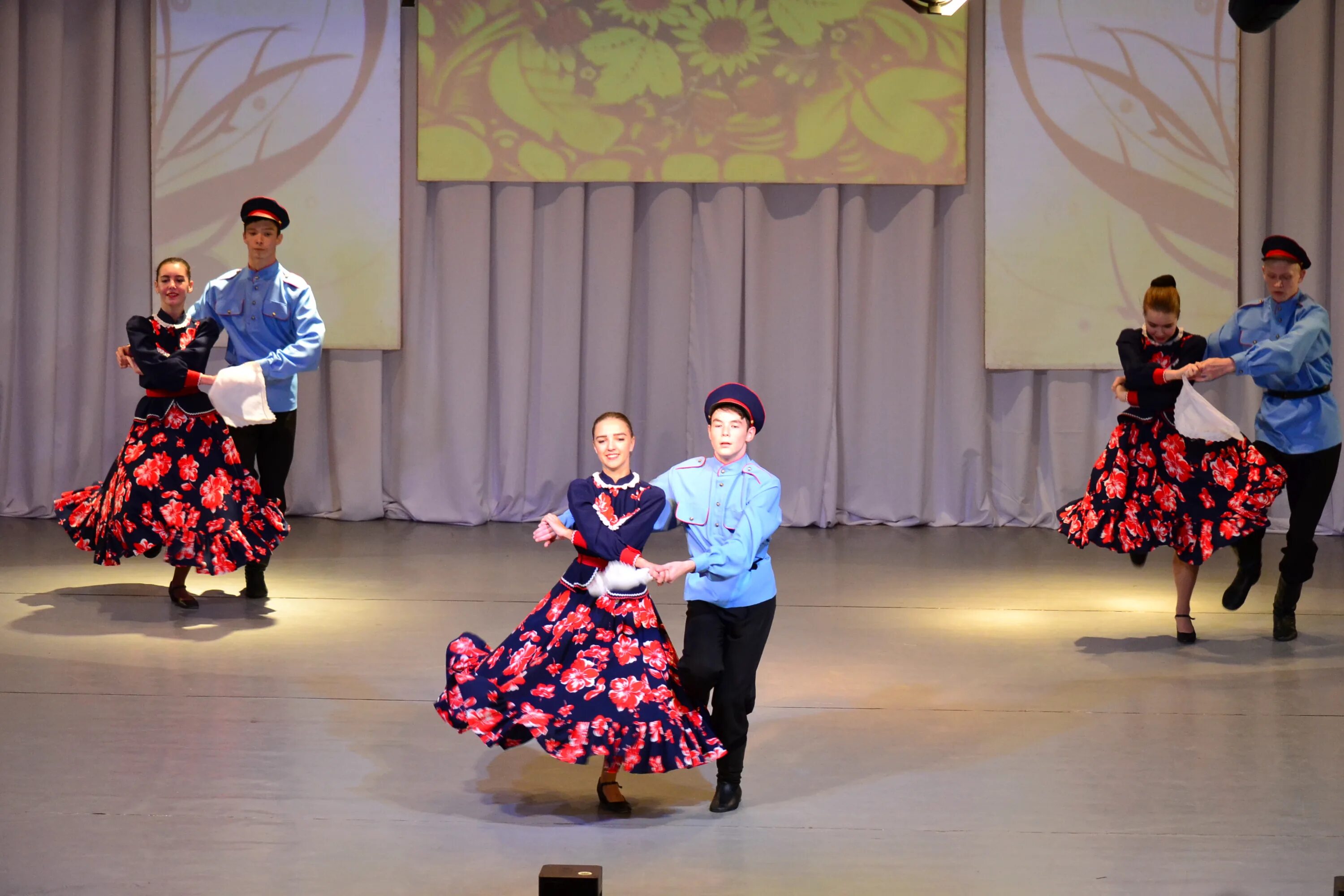 Дк сарапул. Удмуртия сарапул дворец культуры электрон центр русской культуры. Зал дк радиозавода г. 2022. Театральная студия пластилин сарапул.