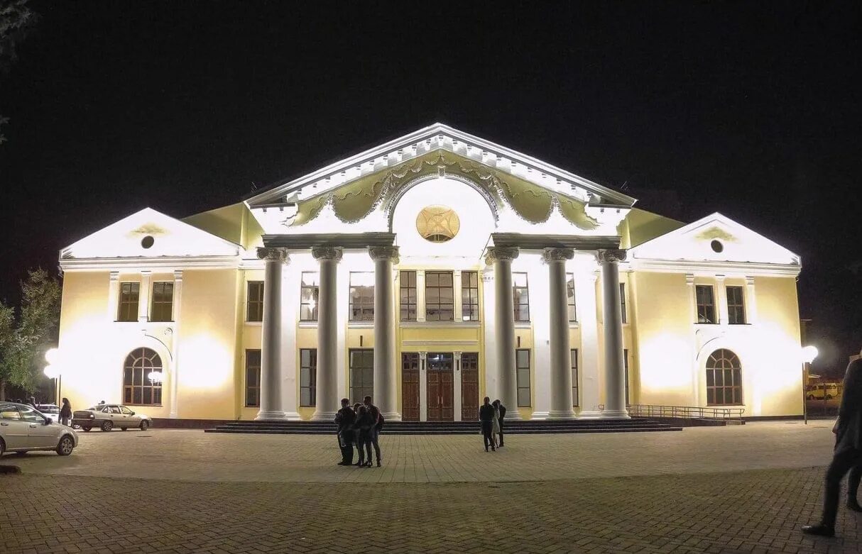 Театр великие луки. Театр великие луки. Театр луки. Драм театр великие луки. Великие луки здание драматического театра.