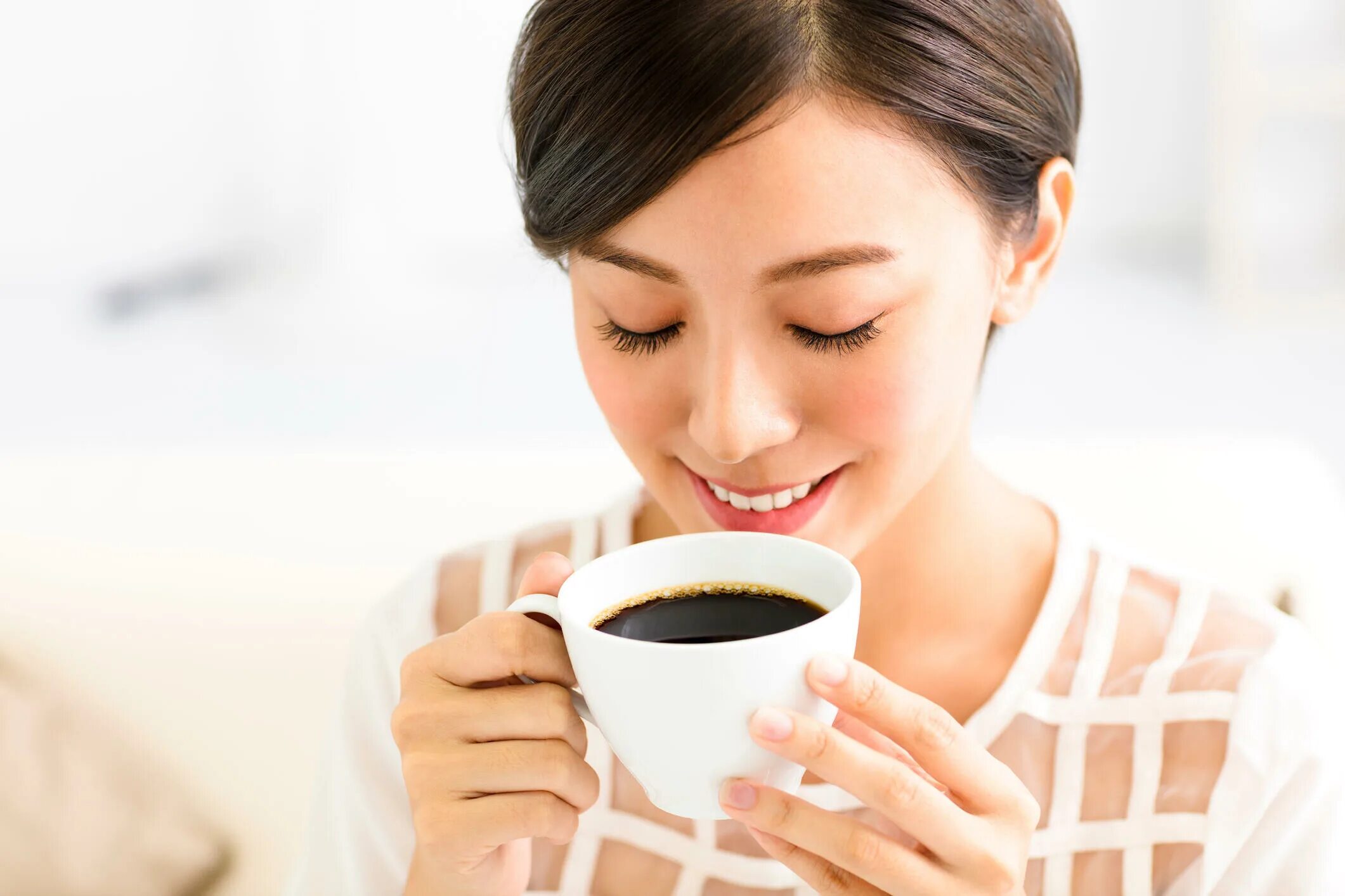 I drink coffee the morning. Женщина пьет кофе. Кофе и зубы. Зубы и чай. Чашка кофе с зубом.