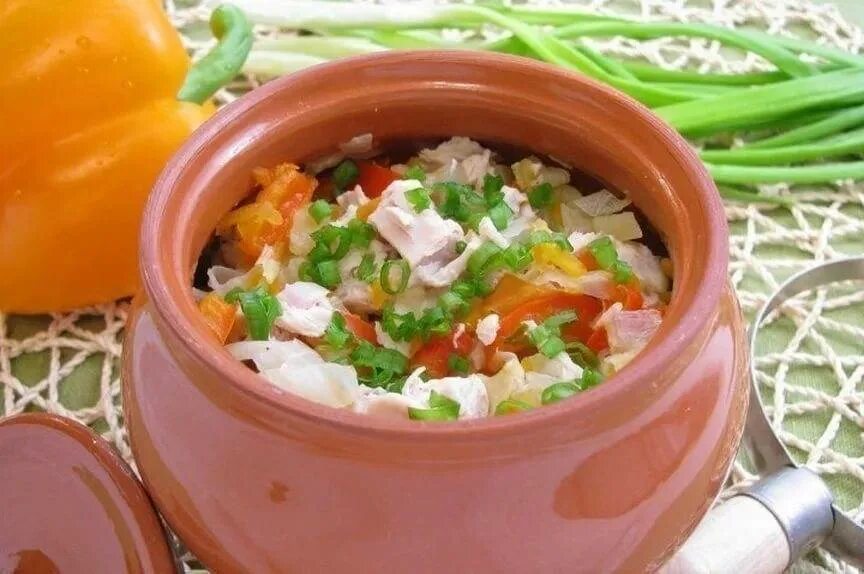 Филе курицы в горшочках в духовке. Филе курицы в горшочках в духовке. Филе картошка лук. Филе курицы в горшочках в духовке. Рис в горшочках в духовке с курицей.