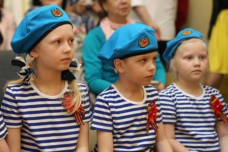 берет синий военный. голубой берет ребенку. мальчик в беретке. голубая беретка вдв. голубой берет ребенку.