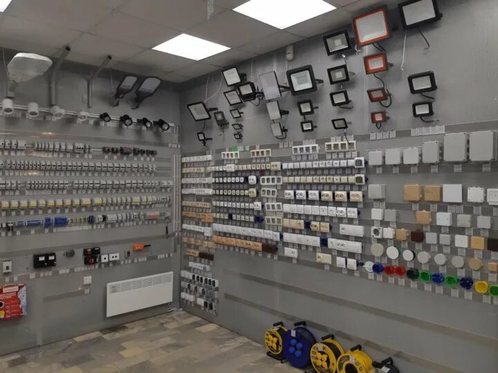 Большие магазины электрики. Ассортимент магазина электрики. Большие магазины электрики. Большие магазины электрики. Витрина электрики в магазине.