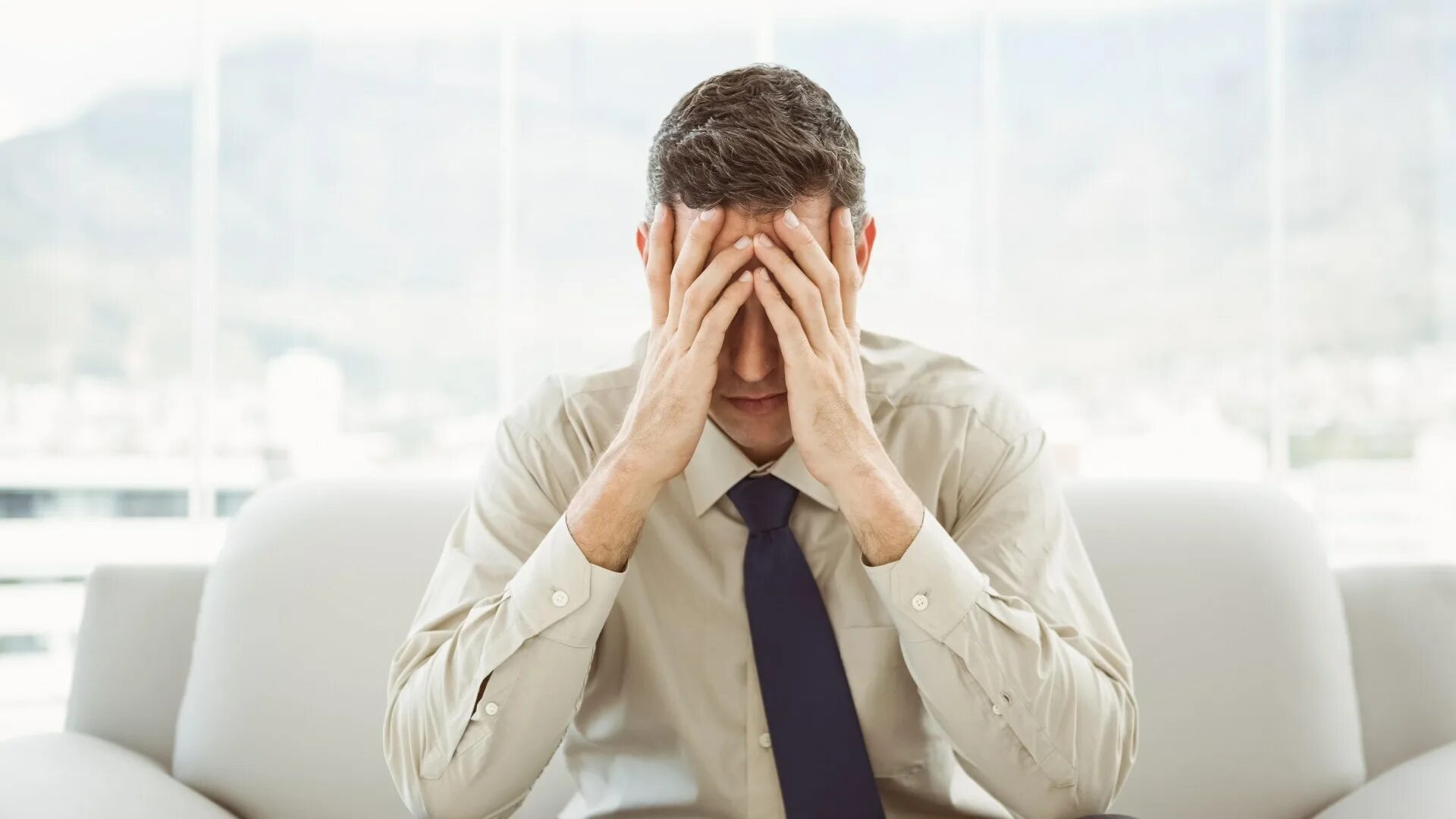 Life is miserable. Опустошенный работник. knowledgeable. head in hands. miserable.