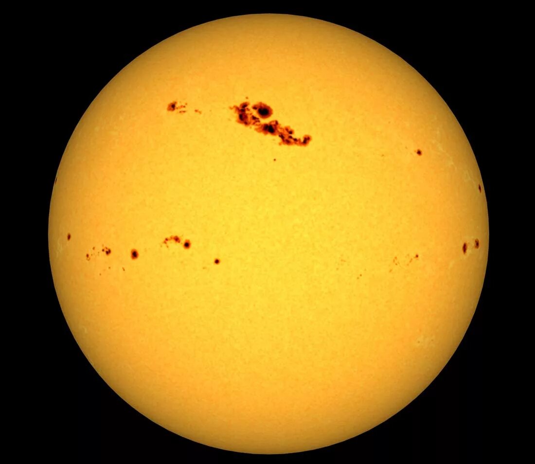 Солнечные пятна галилео галилей. Солнечные пятна. Галилео галилей пятна на солнце фото. Солнечные пятна. Пятна на солнце.