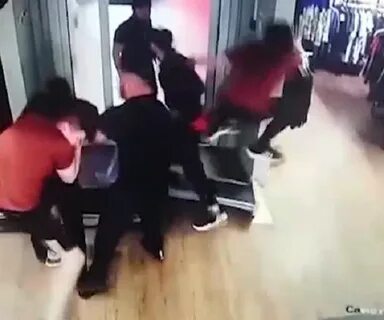 На глазах родителей нечаянно вошел в сестру