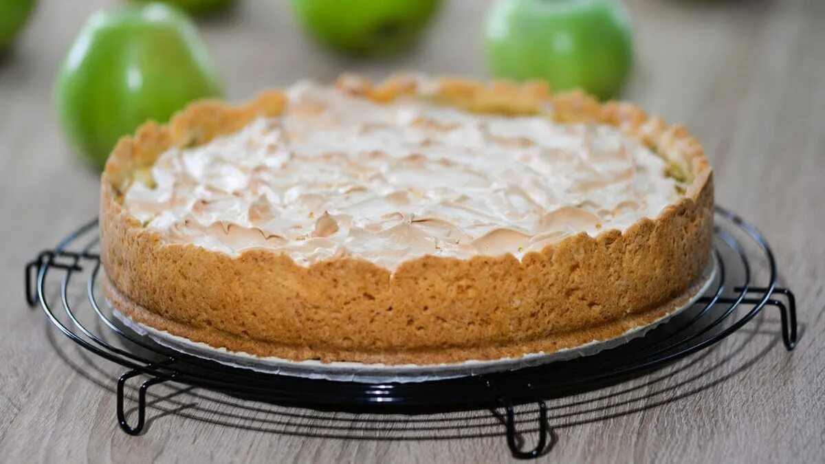Белковый пирог. Песочный яблочный пирог с меренгой. Песочный пирог с меренгой и яблоками. Яблочный пирог с безе. Торт песочно яблочный.