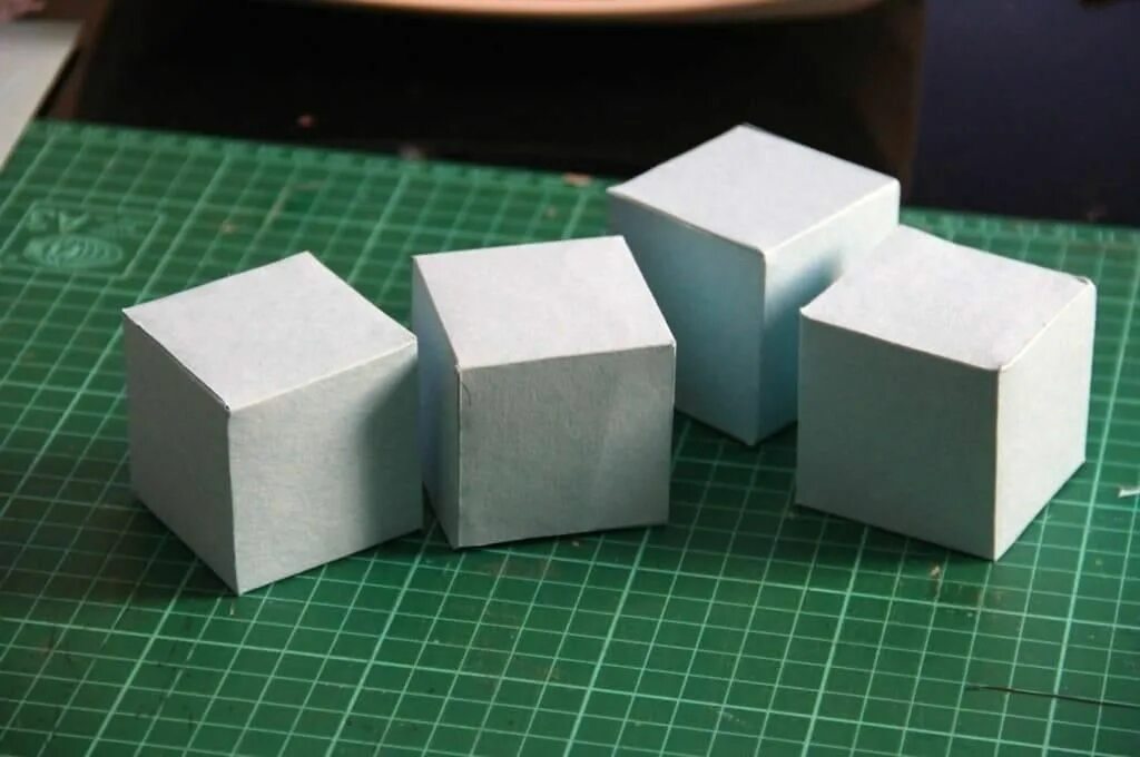 Куб из бумаги. Объемный куб. Квадратики из картона. Макет кубика.