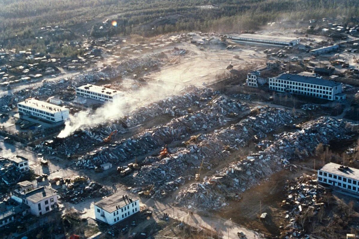 Что происходить в росси. Землетрясение на Сахалине 1995 Нефтегорск. Землетрясение 1995 года в Нефтегорске. 28 Мая 1995 Нефтегорск землетрясение.