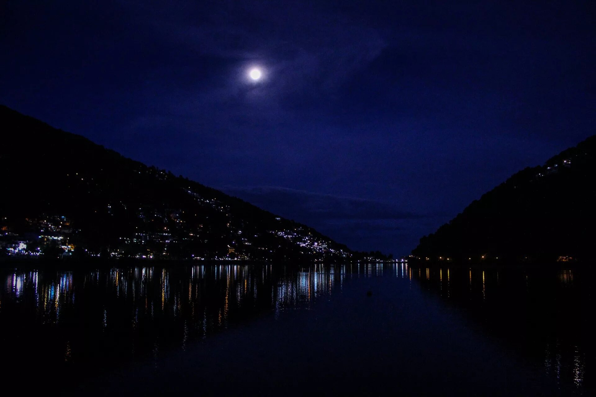 Night lake. Ночной пейзаж. Озеро ночью. Ночь озеро Луна. Фирвальдштетское озеро ночью.