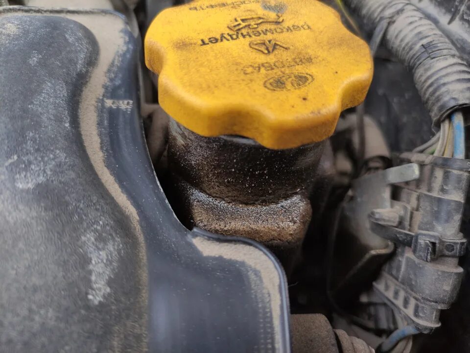 Пробка маслозаливной горловины каптива 2. Пробка маслозаливной горловины каптива 2. Из под заливной горловины давит масло. Мазда 323 крышка заливной горловины. 4.