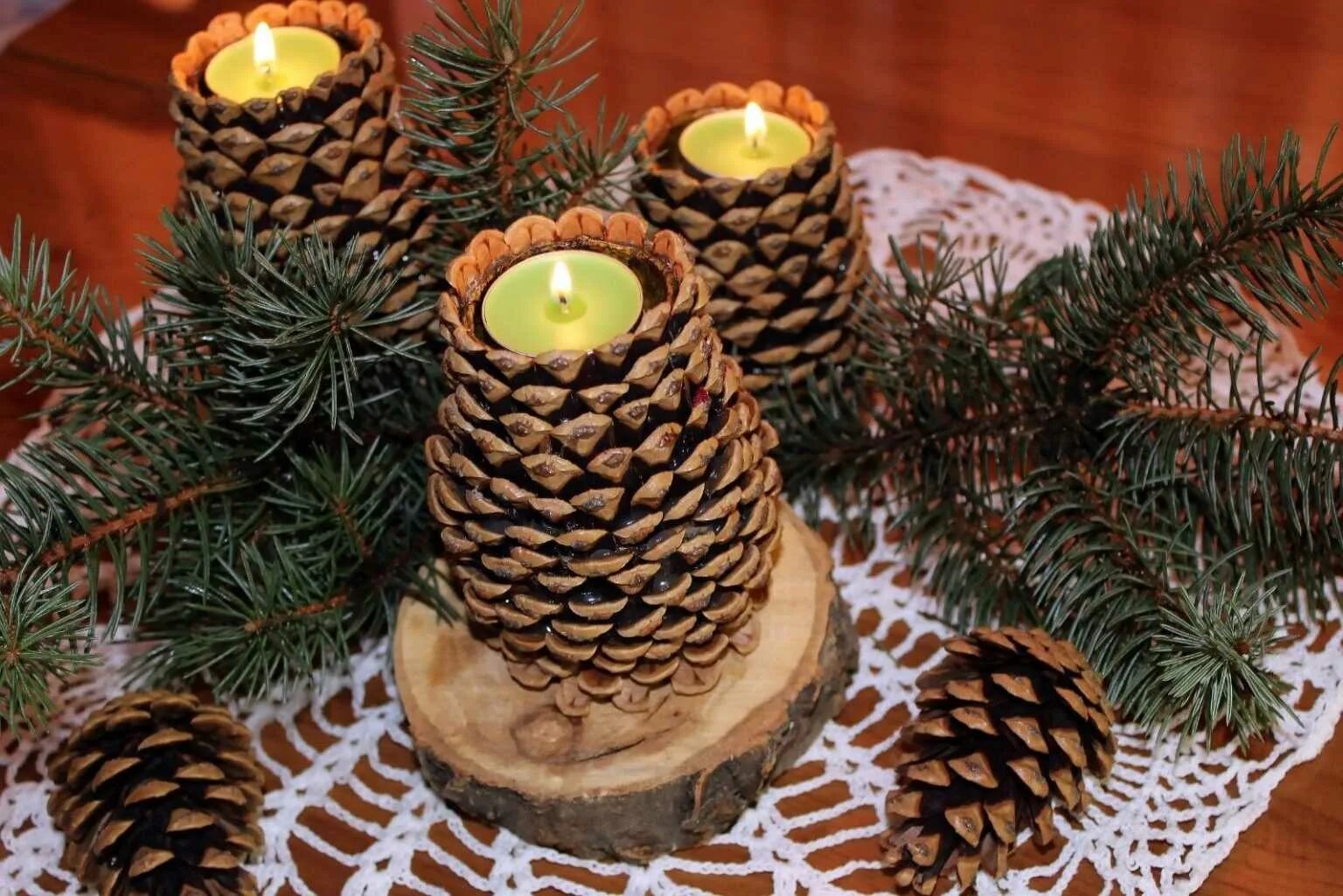 новогодние венки из шишек. новогодние украшения из шишек. декор елки из шишек. новогодние композиции из шишек. елочка из шишек.