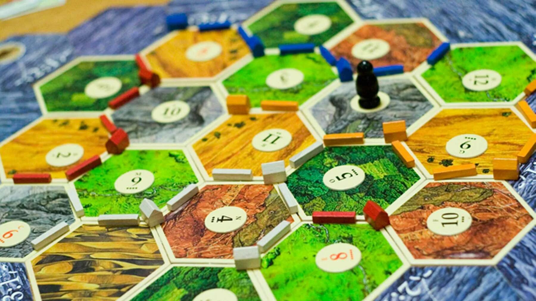 Игра ближе для друзей. Settlers of Catan. Settlers of Catan настольная игра. Catan колонизаторы настольная игра. Catan фишки.