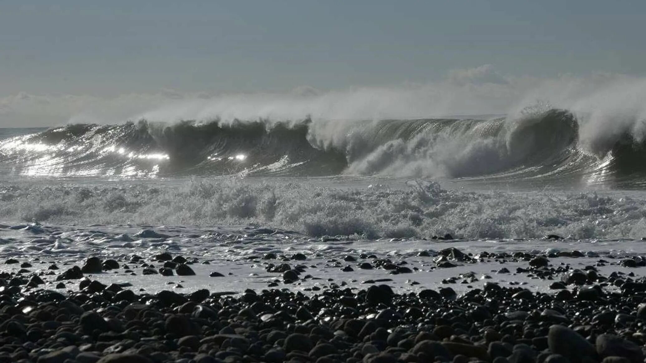 Абхазия море шторм. Абхазия после шторма сегодня. Абхазия после шторма сегодня. Шторм в абхазии. Шторм в гагре.
