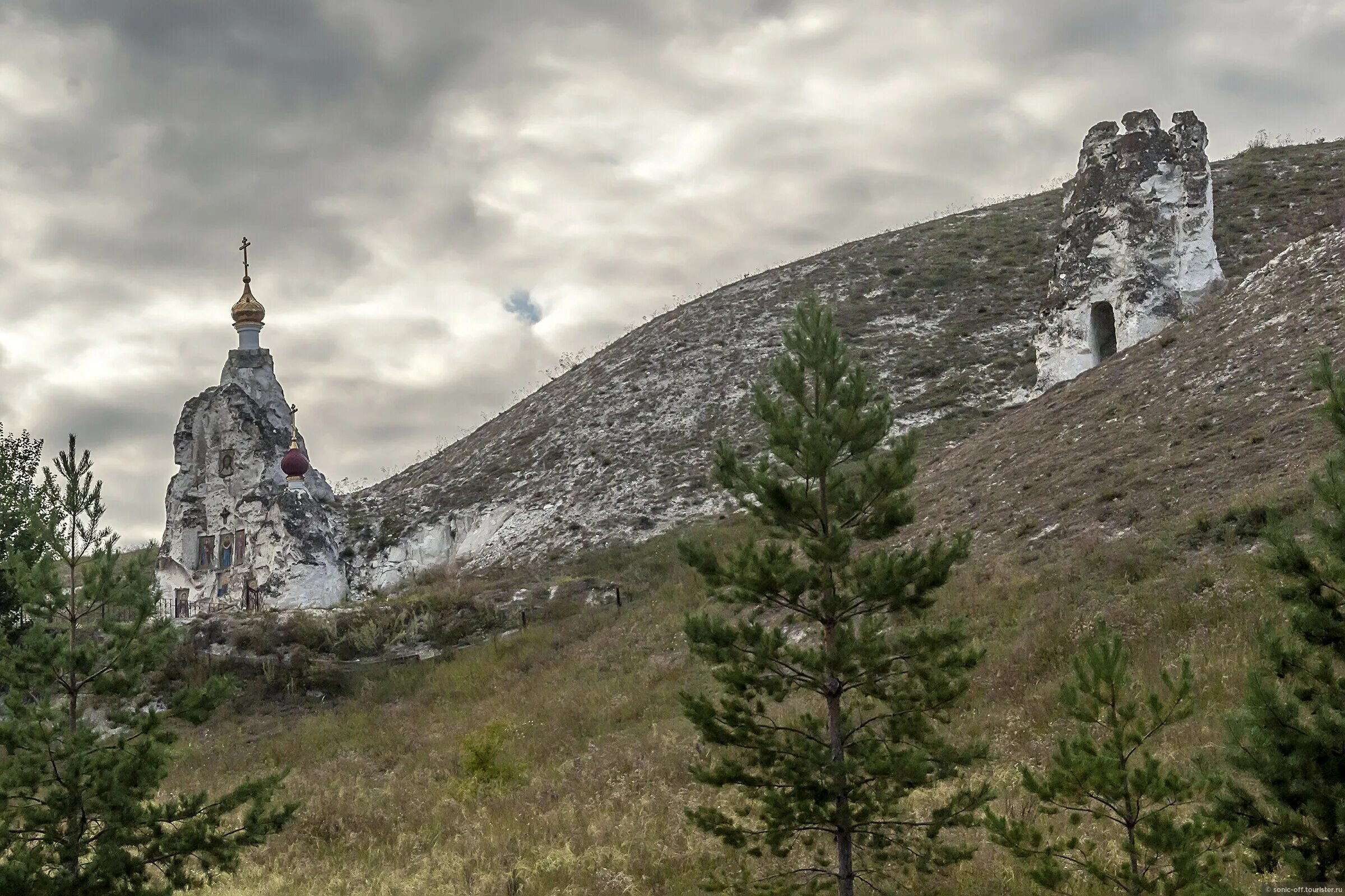 Костомарово монастырь сайт. Спасский храм Костомарово. Костомаровский Спасский монастырь храм. Спасский женский монастырь в Костомарово. Пещерный храм в Костомарово.