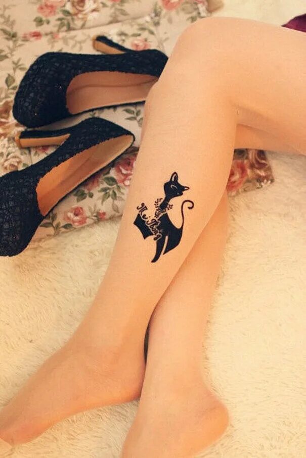 Тату девушек кошка на ноге. Тату кошки для девушек на ноге. тату кошка на ноге. тату на голени для девушек кошка. тату на ноге для девушек котик.