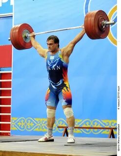 Спортсмен занимающийся тяжелой атлетикой
