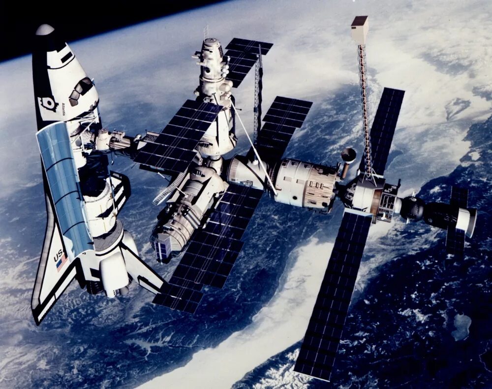 Mir schon. Орбитальная станция мир 1986. Станция мир и шаттл Атлантис. Станция мир в космосе СССР. Космический корабль Буран и орбитальная станция мир.