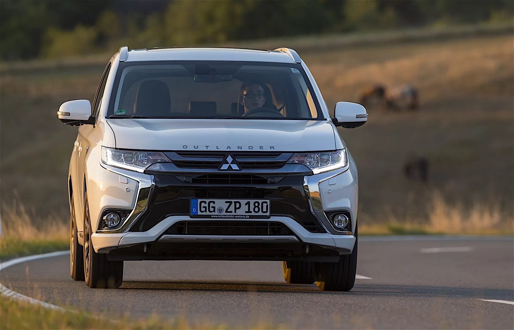 Mitsubishi Outlander PHEV 2021. Митсубиси Аутлендер PHEV 2016. Новый Mitsubishi Outlander 2023. Mitsubishi Outlander PHEV 7.