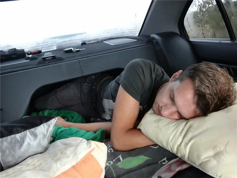 Остановиться переночевать. Спать в машине. Ночлег в автомобиле. Уснул в машине. Ночевка в авто.