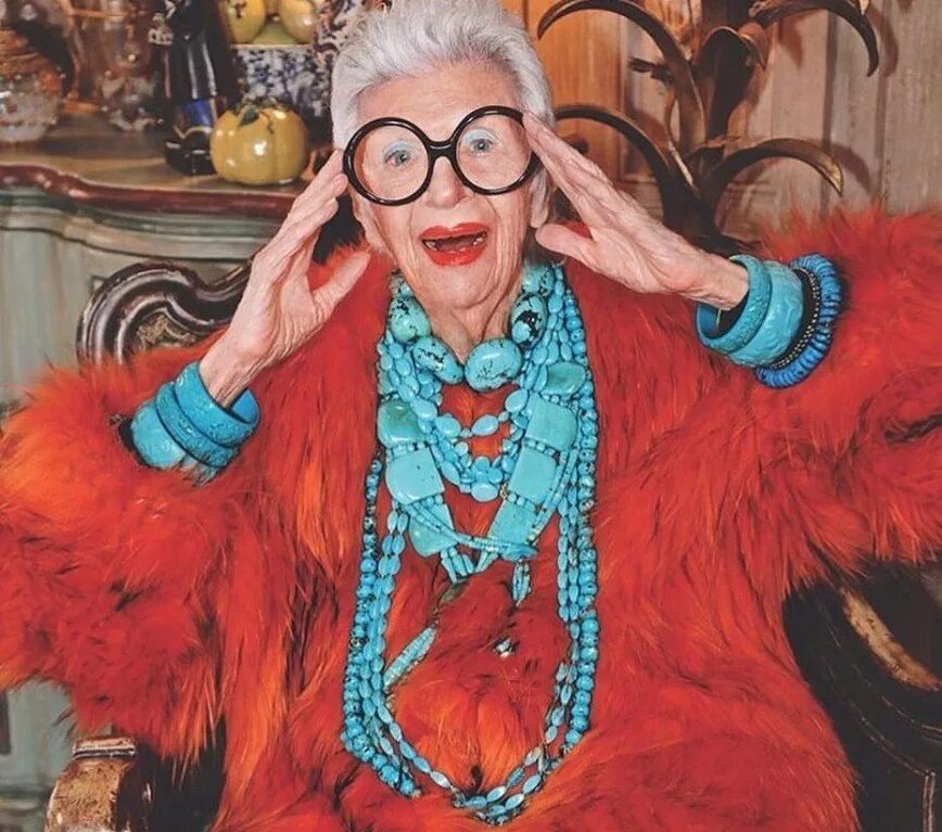 Iris apfel. Айрис Апфель. Айрис Апфель стиль. Икона стиля Айрис Апфель. Модная старушка Айрис Апфель.