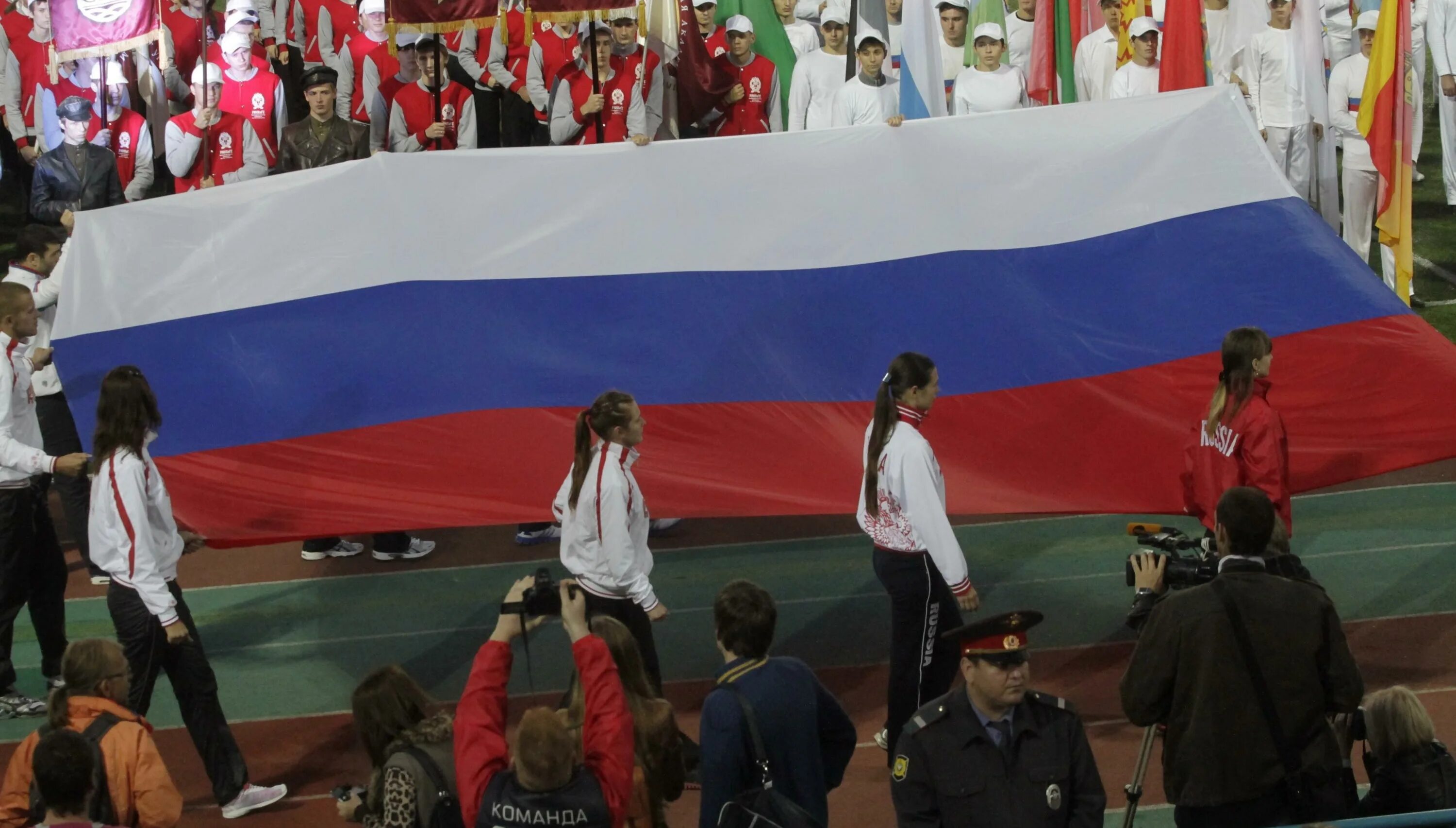 Мировые новости видео. Российские спортсмены. Россия человек. Люди с флагами России. Флаги для соревнований.