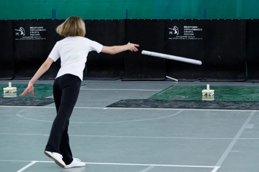 Игрушка городки. Видырусско народных спортивных игр. Игрушка городки. Gorodki is a russian sport. Игра городки картинки.