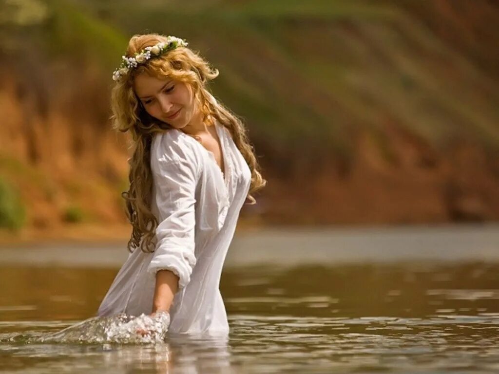 Красивые девушки река. Фотосессия у реки. Фотосессия в воде. Славянские девушки. Девушка у реки.