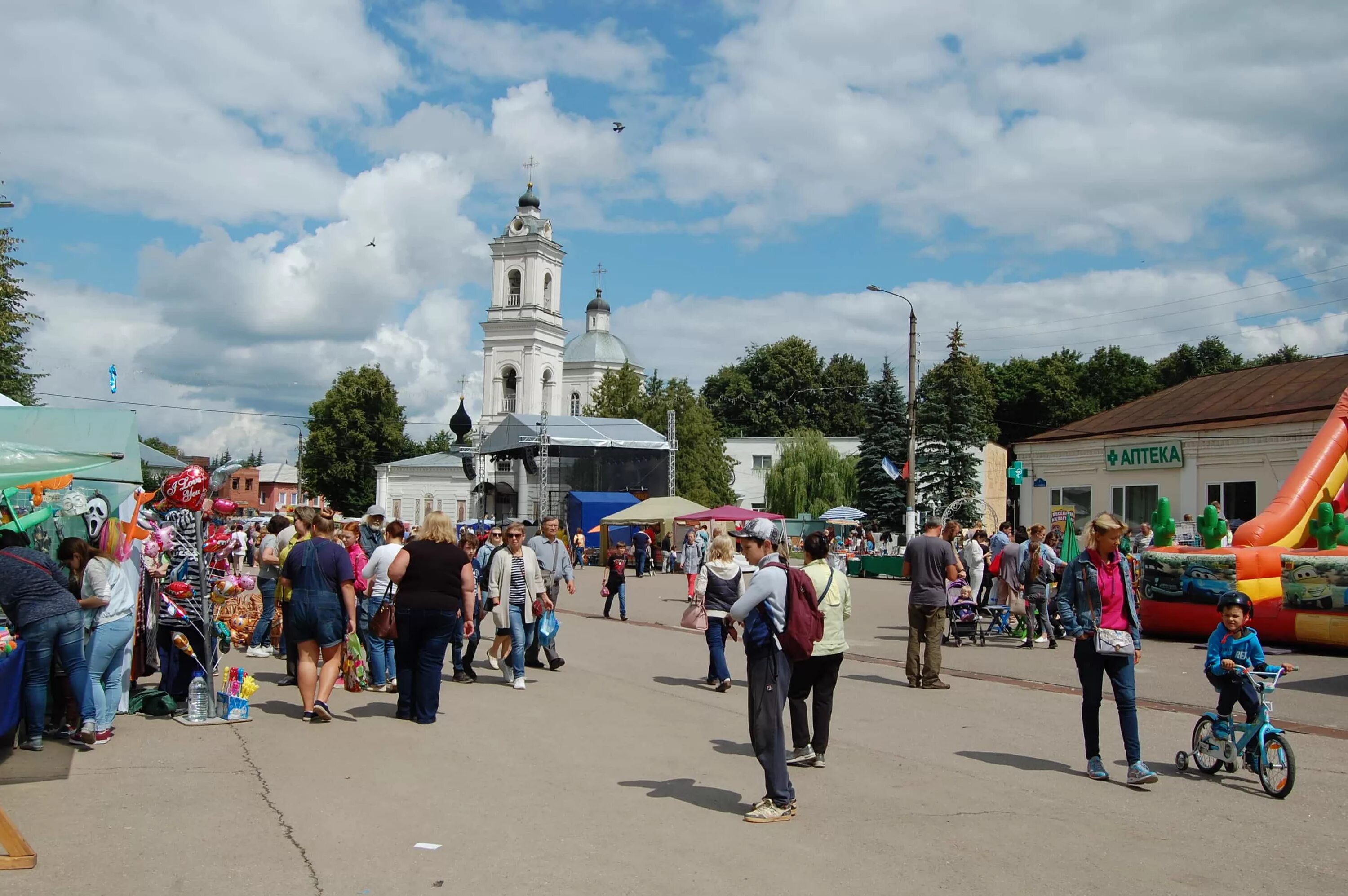 Погода в тарусе калужской области. Таруса центр города. Таруса площадь города. Таруса Центральная площадь. Центр города Таруса Калужской области.