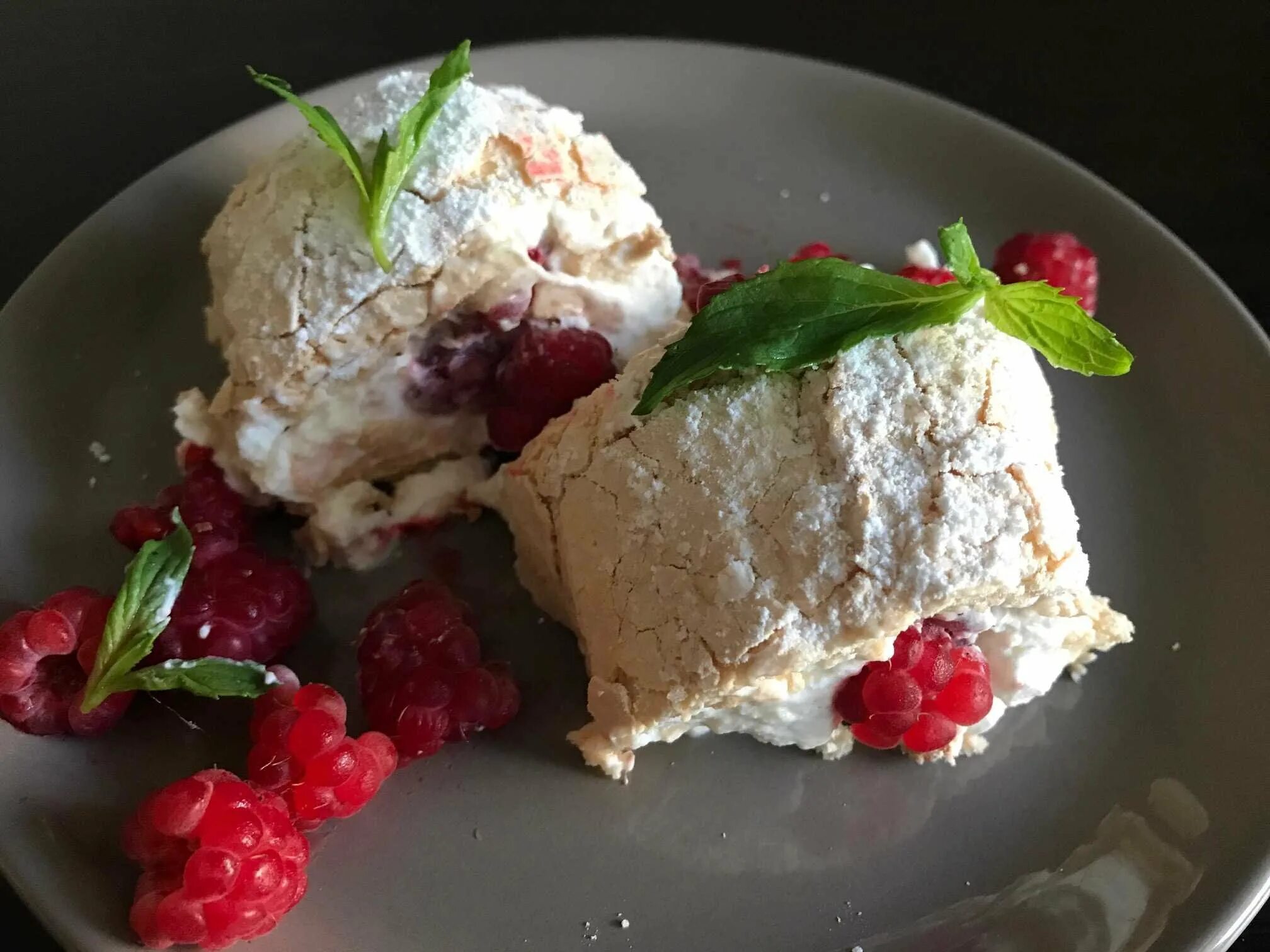 Меренговый рецепт с фото. Меренговый рулет с малиной и фисташками. Фисташковый меренговый рулет. Меренговый рулет с фисташками. Меренговый рулет черри Мэри.