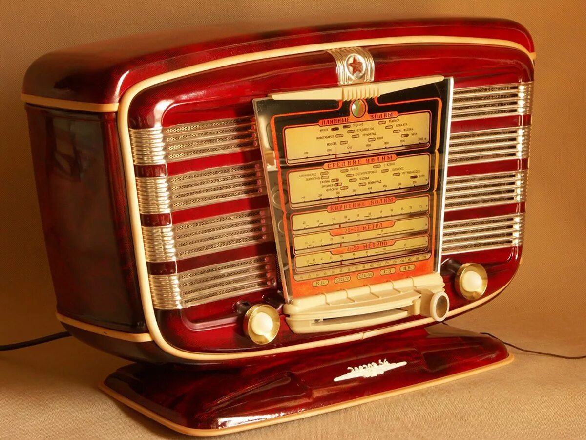 Ламповая радиола фестиваль. Радиола ленинград. Радиоприемник vef 557. Ламповый приемник 50е. Старый радиоприемник.