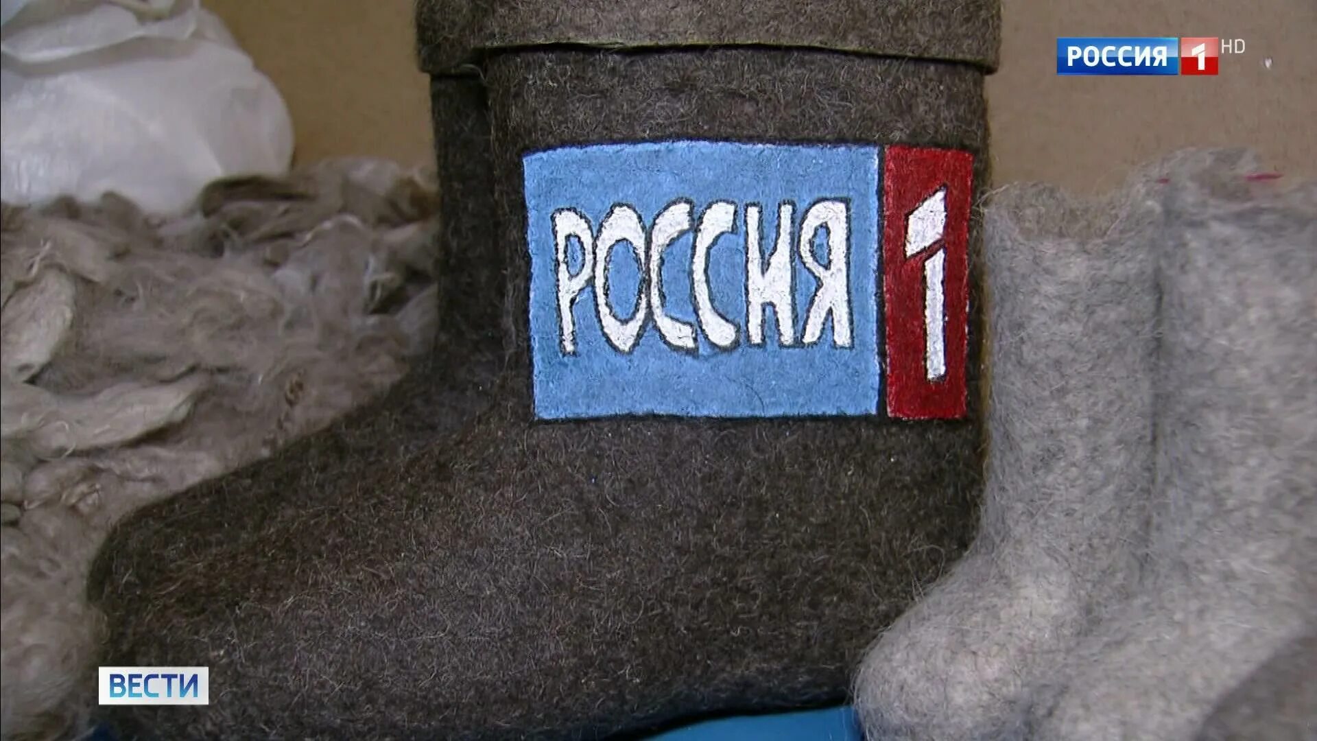 Валенки моль. Валенки реклама. валенки картина. шапка валенка на руси. собака в валенках.