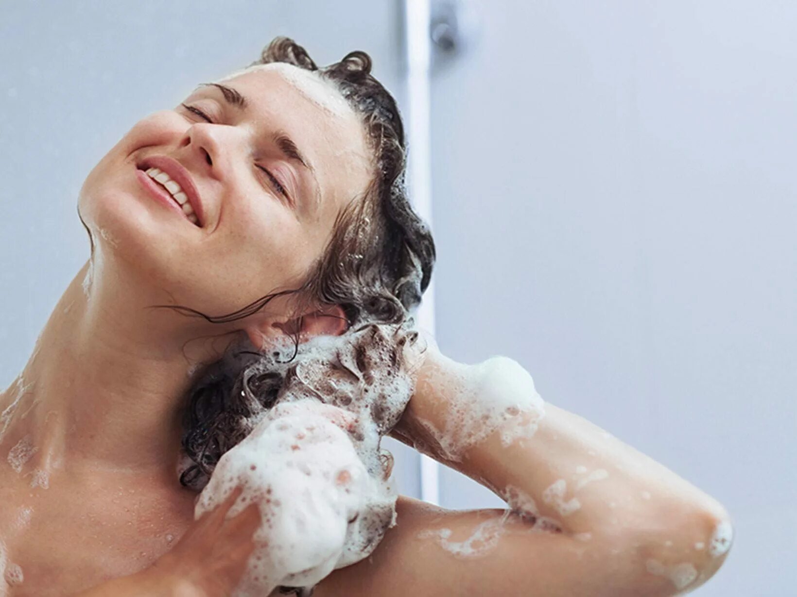 Женщина купается в ванне. Сон мыть подругу. К чему снится мытье полов в доме. Шампунь для волос. Волосы в раковине.