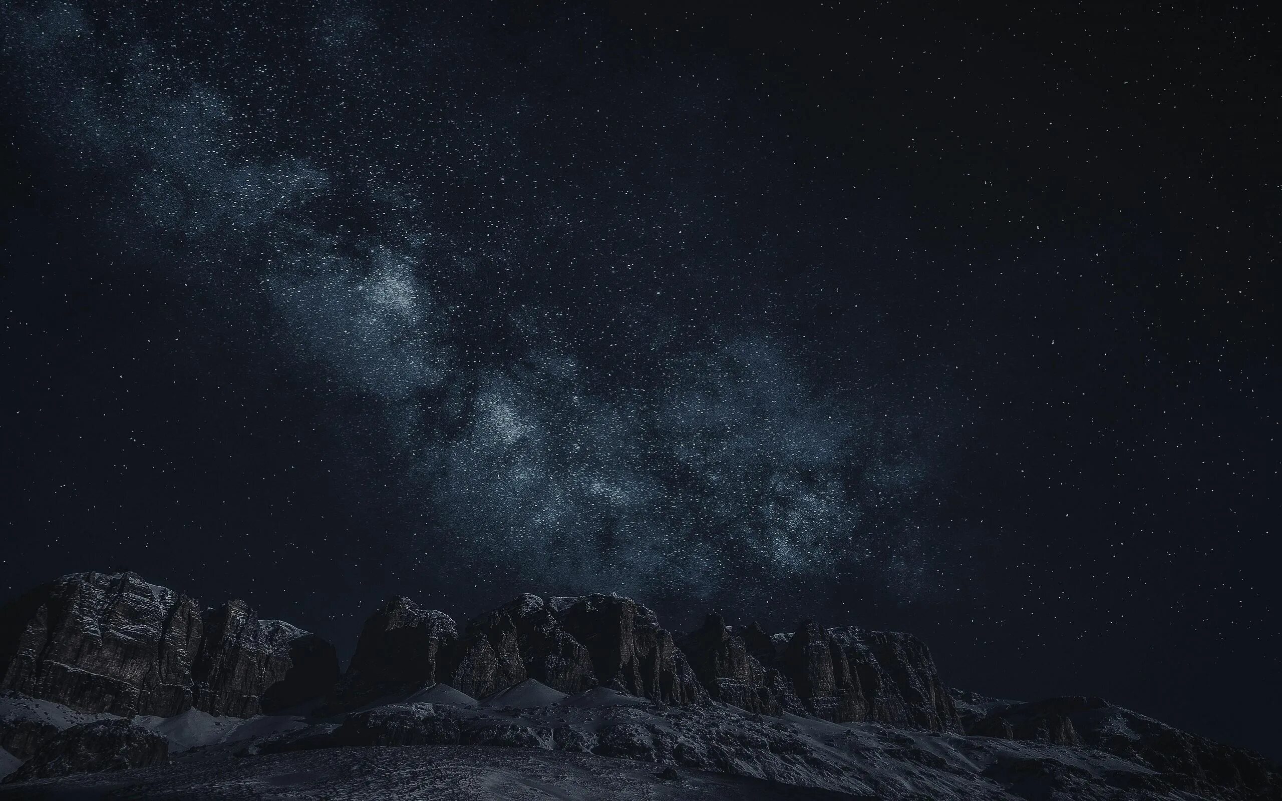 Ночное небо. Ноутбук аппел чёрный. Ноутбук на кровати в темноте. Ночь звезды. Звездное небо.