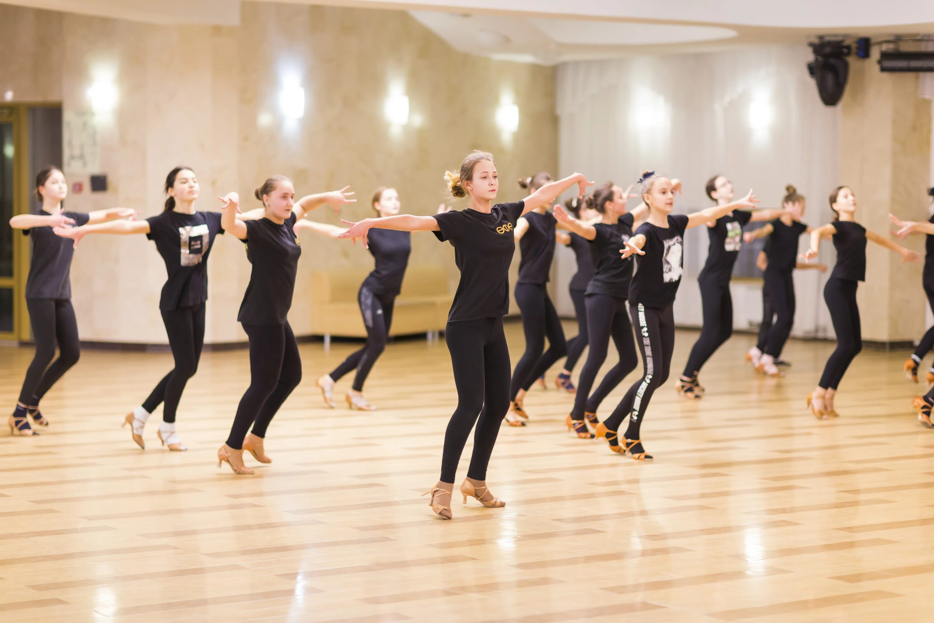 Одновременно приняли участие 7002 танцора. Олимп ансамбль норильск. Спорт или театр. Одновременно приняли участие 7002 танцора. Одновременно приняли участие 7002 танцора.