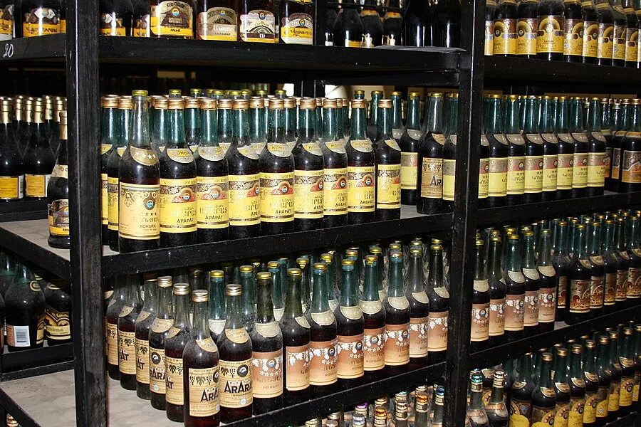 Коньячный завод в армении. Алания сухофрукты армения. Армянски ящик. Старый сундук. Армянски ящик.