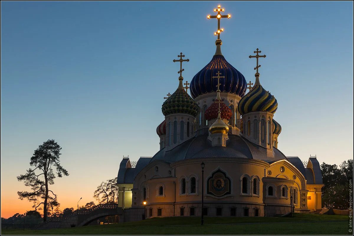 Храм Игоря Черниговского в Переделкино. Храм Святого благоверного князя Игоря Черниговского. Храм св. князя Игоря Черниговского в Переделкино.. Благовещенский храм в Переделкино.